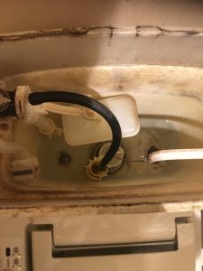 大阪府・茨木市のお客様よりトイレから水が漏れている音がするとご連絡いただき    修理してほしいとの事でしたので早速緊急出動させていただきました。    トイレの水漏れは大体の原因はゴムの劣化なので大体そんな感じなのかと思いながら現場に急行させていただきます。