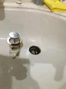 茨木市　洗面の排水トラップの水漏れです。