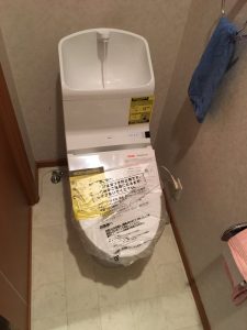 吹田市　トイレの交換工事です。TOTO　一体型トイレ