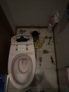 吹田市　トイレの交換工事です。TOTO　一体型トイレ