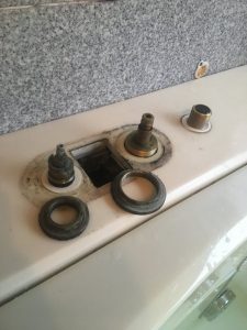 吹田市　千里山西　浴槽デッキ水栓の水が止まらなくなった。　蛇口の止水作業