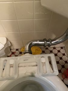 大阪市　旭区　トイレの水漏れ　洗浄管の修理