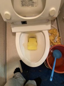 川西市　トイレにパットを落としてしまった・・・　トイレ取り外し