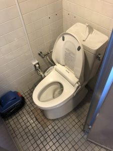 箕面市　トイレに物を落としたかも？　便器取り外し　詰まり直します