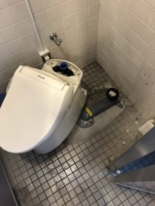 箕面市　トイレに物を落としたかも？　便器取り外し　詰まり直します