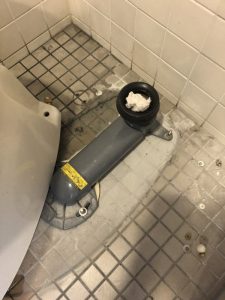 箕面市　トイレに物を落としたかも？　便器取り外し　詰まり直します