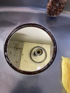 尼崎市　排水栓の隙間から水漏れ　キッチンに穴