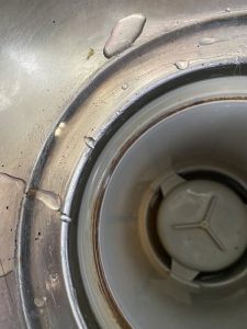 尼崎市　排水栓の隙間から水漏れ　キッチンに穴