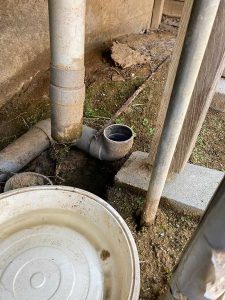 伊丹市　排水管の破損？　給水管も破裂している？　給排水管接続修理