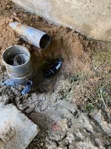 伊丹市　排水管の破損？　給水管も破裂している？　給排水管接続修理