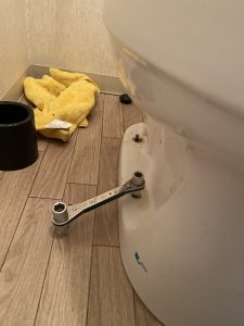 大阪市　東淀川区　トイレに物を落とした　便器脱着　便器取り外し