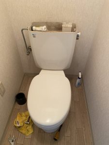 大阪市　東淀川区　トイレに物を落とした　便器脱着　便器取り外し