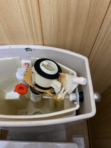 箕面市　トイレ水漏れ　ＴＯＴＯ　ＳＨ９０ＢＡＫ　排水弁交換