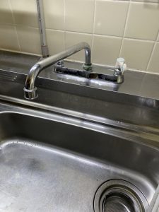 大阪市　平野区　台所蛇口水漏れ　流し台取り外し　蛇口交換