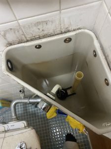 豊中市　トイレ水漏れ　隅付きタンク修理　水が出っぱなし