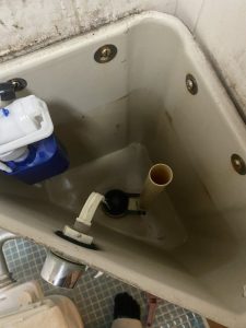 豊中市　トイレ水漏れ　隅付きタンク修理　水が出っぱなし