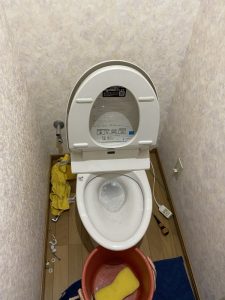 豊中市　トイレに○○を落としたかも？？　便器脱着して取ります。