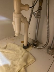 豊中市　洗面排水から水が溢れてくる　排水トラップ修理