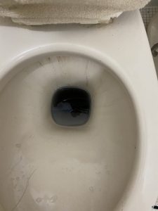 豊中市　トイレ水漏れ　オーバーフローしています