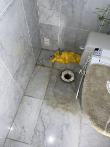 羽曳野市　トイレの壁付近から水漏れ？　給水管破損！？