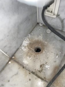 羽曳野市　トイレの壁付近から水漏れ？　給水管破損！？