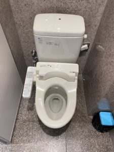 堺市　堺区　トイレの床に水が漏れています。　タンクから水漏れ