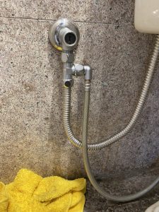 堺市　堺区　トイレの床に水が漏れています。　タンクから水漏れ