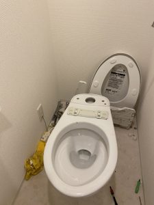 京都市　伏見区　トイレに検尿カップ！？　トイレ取り外し