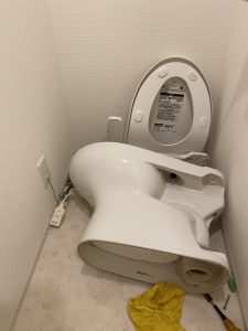 京都市　伏見区　トイレに検尿カップ！？　トイレ取り外し