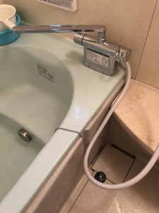 豊中市　デッキタイプお風呂の蛇口の交換　マルチ水栓