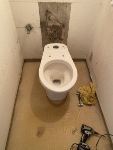 京都市　西京区　マンションのトイレの交換　壁排水