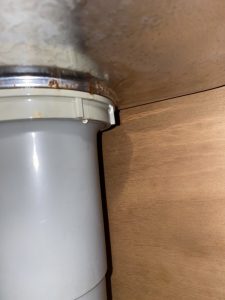 大阪市　生野区　流しの下が水浸し　シンクに穴？
