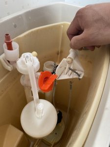 守口市　トイレの大が流れなくなった！？　TOTO排水弁交換