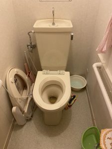 高槻市　トイレを流すと床が水浸しになる　タンク取り外し修理