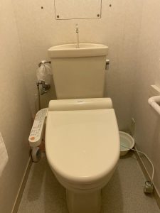 高槻市　トイレを流すと床が水浸しになる　タンク取り外し修理