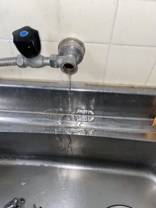寝屋川市　台所蛇口水漏れ　単水栓交換　自在水栓