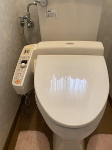 大阪市　此花区　トイレの床に水たまり！？　ウォシュレットの水漏れ　交換