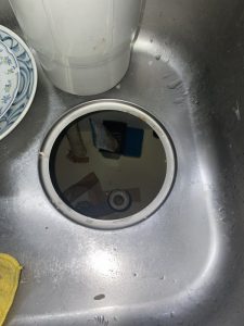 尼崎市　台所の下が水浸しになる　排水栓交換　流し台に穴
