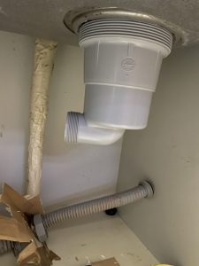 尼崎市　台所の下が水浸しになる　排水栓交換　流し台に穴