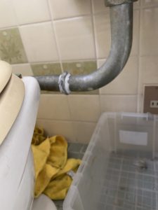 尼崎市　トイレの管から水漏れ　洗浄管交換　隅付きトイレ