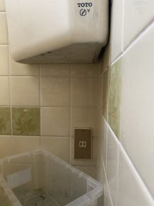 尼崎市　トイレの管から水漏れ　洗浄管交換　隅付きトイレ