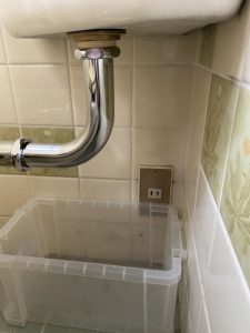 尼崎市　トイレの管から水漏れ　洗浄管交換　隅付きトイレ