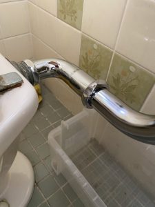 尼崎市　トイレの管から水漏れ　洗浄管交換　隅付きトイレ