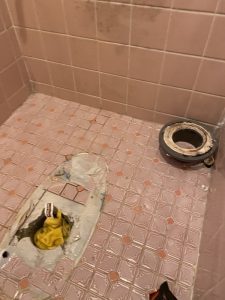 豊中市　トイレ交換工事　床・排水移設工事