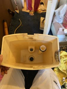 尼崎市　トイレタンク水漏れ　SH371BA　タンク内部部品交換