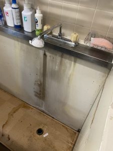 箕面市　台所蛇口水漏れ　キッチンの裏が水浸し　台付き2ホール