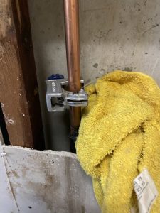 箕面市　台所蛇口水漏れ　キッチンの裏が水浸し　台付き2ホール