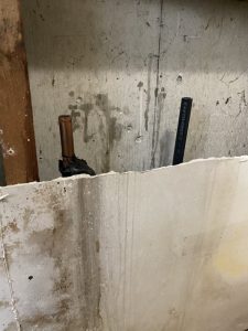 箕面市　台所蛇口水漏れ　キッチンの裏が水浸し　台付き2ホール