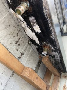 箕面市　台所蛇口水漏れ　キッチンの裏が水浸し　台付き2ホール