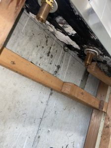 箕面市　台所蛇口水漏れ　キッチンの裏が水浸し　台付き2ホール